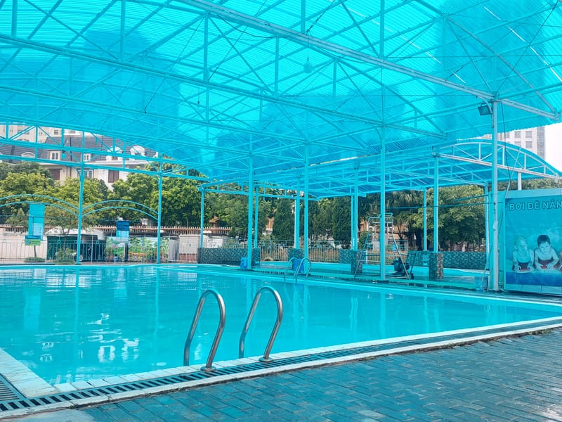 Giáo viên kèm sát bảo vệ trẻ em khi học bơi