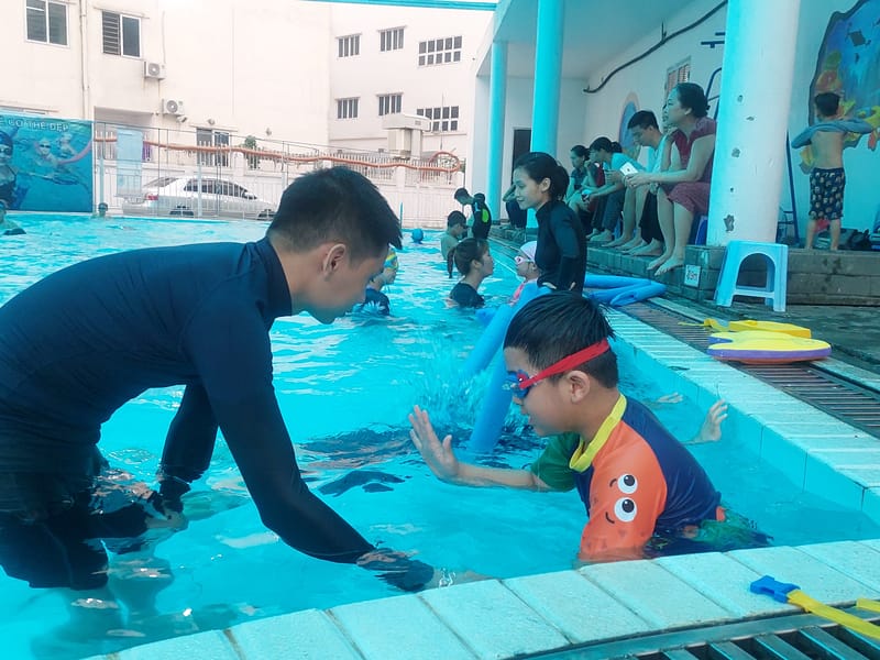 Học viên lớn tuổi tập bơi sải