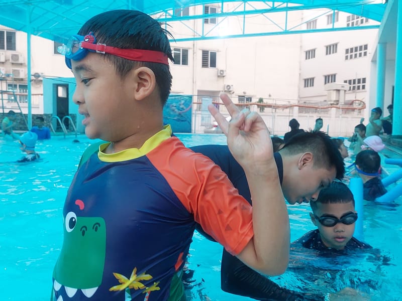 Giáo viên sửa tư thế bơi cho người lớn